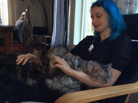 Johanna med sina katter Artemis och Minerva